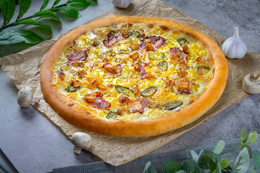 Фаст Бекон, курица, огурцы маринованные, моцарелла, прованские травы ...